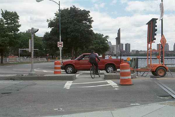 Mem drive at Harvard Bridge.jpg (26930 bytes)