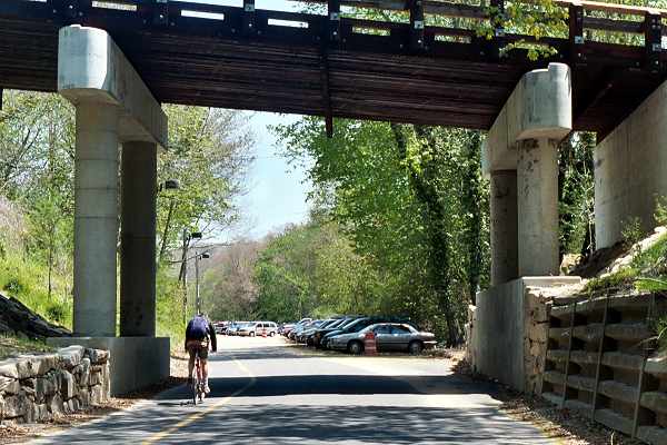 010_7A Woods Hole bridge.jpg (42404 bytes)