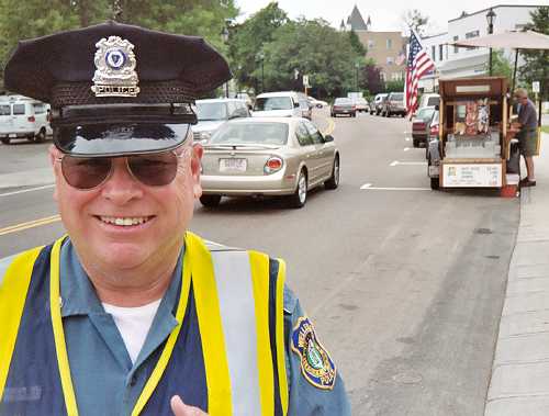 025_23 Wellesley police officer.jpg (25613 bytes)